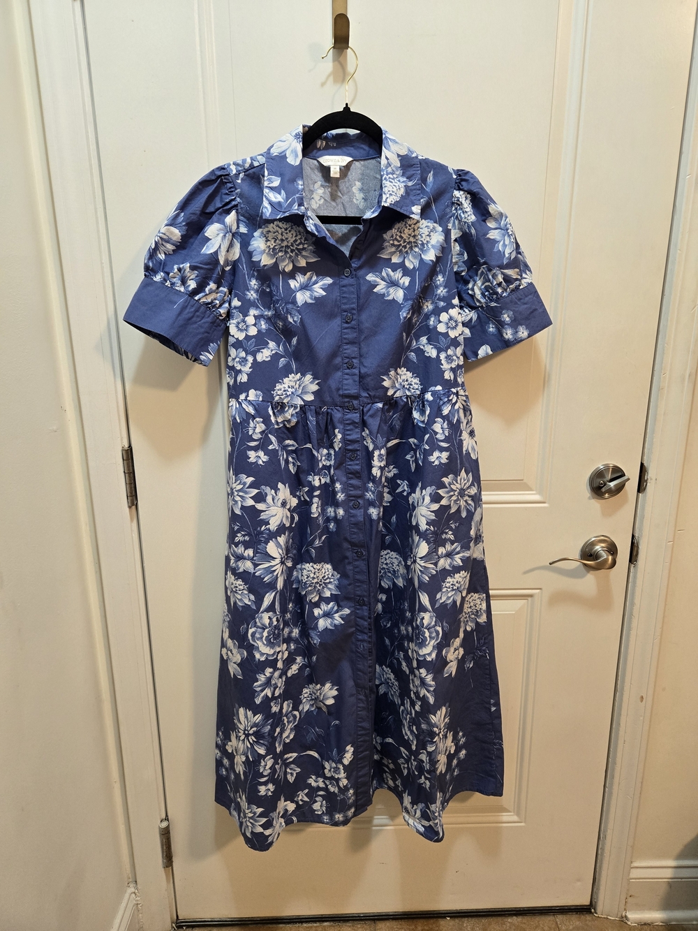 crown & ivy Navy Blue and White Floral Button-Front Midi Dress